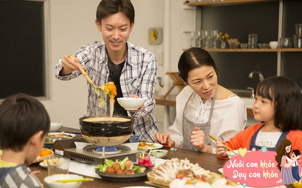 Khi được ăn uống cùng gia đình, trẻ có cơ hội trò chuyện, tâm sự và thể hiện bản thân nhiều hơn, trẻ cũng cảm thấy thoải mái khi được dùng bữa trong không khí vui vẻ, dễ chịu.