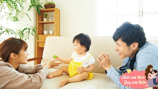 Một trong những cách tốt nhất để gắn kết tình cảm với con là dành ra những khoảng thời gian để vui đùa cùng nhau, dành cho con những cử chỉ, hành động yêu thương.