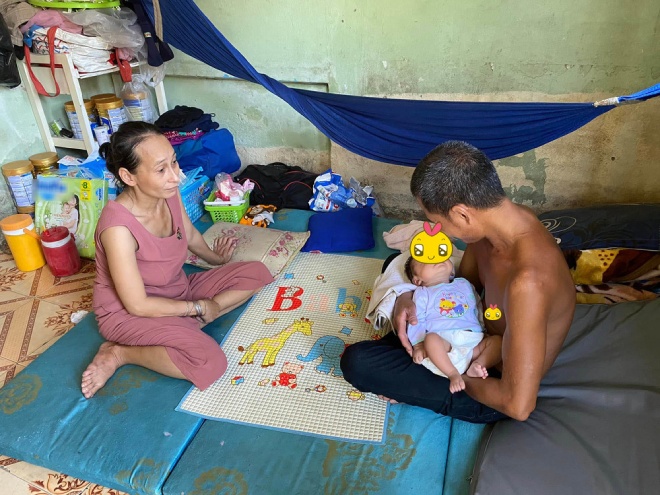 Giờ đây chồng chị đã biết yêu thương vợ con, tu chí làm lụng với hi vọng có đủ tiền đưa vợ con về quê để được gia đình đoàn tụ.