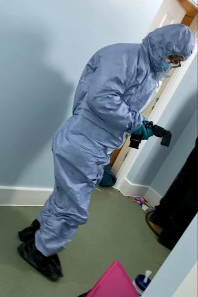 Hàng xóm ngửi thấy mùi lạ trong nhà người phụ nữ suốt 2 năm, kinh hoàng khi phá cửa - 1