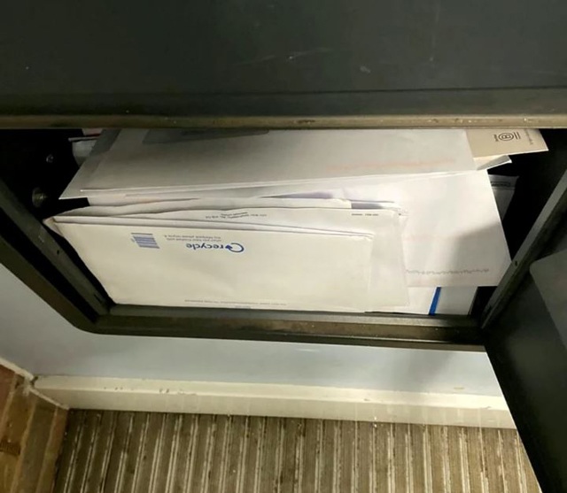 Hàng xóm ngửi thấy mùi lạ trong nhà người phụ nữ suốt 2 năm, kinh hoàng khi phá cửa - 2