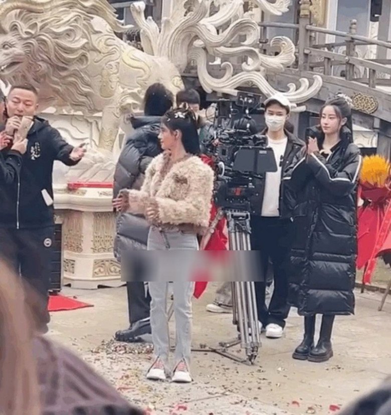 Cúc Tịnh Y bị chê bai khi so sánh với nữ phụ Mao Hiểu Tuệ đứng ngoài cùng bên phải.