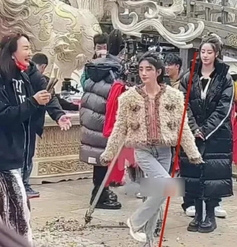 Chiều cao và vóc dáng của Cúc Tịnh Y thực sự lép vế so với Mao Hiểu Tuệ.