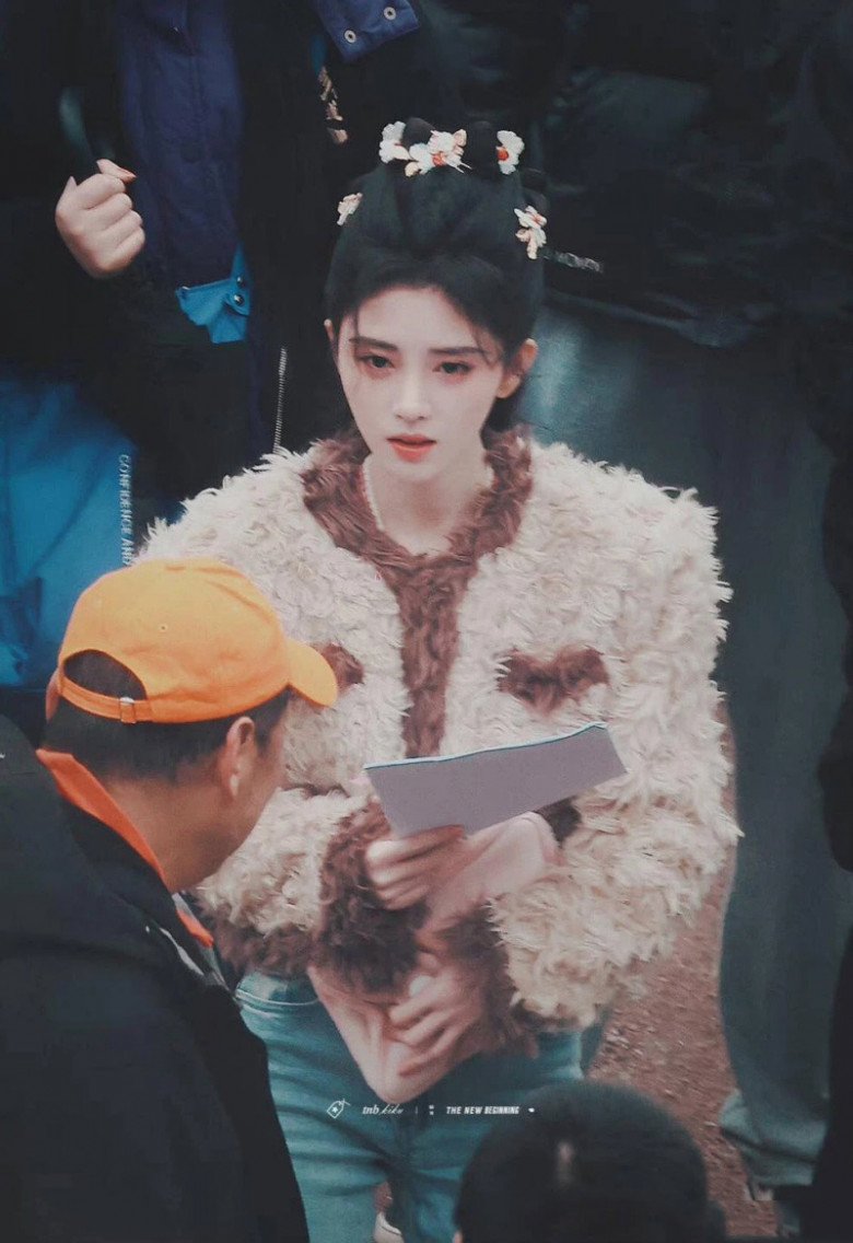 Hơn thế, Cúc Tịnh Y cũng nhiều lần bị bêu xấu thích trang điểm đậm.