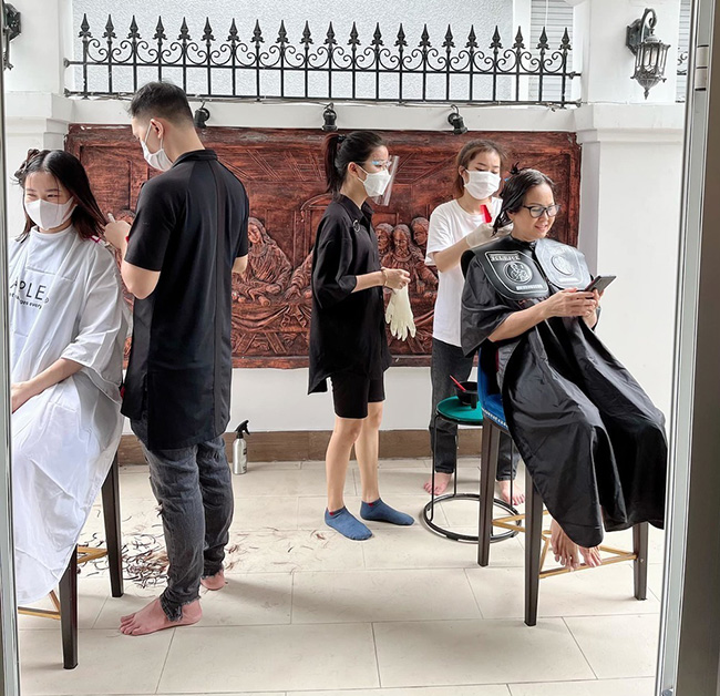 Mùa dịch vừa rồi, vợ chồng Đoàn Di Băng còn thuê hẳn cả salon tóc về nhà để làm đẹp cho các “vú em”.