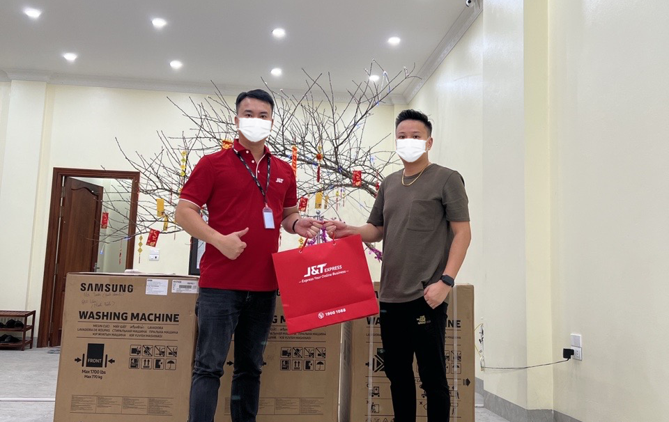 Khách hàng may mắn nhận quà từ Red Tuesday tháng 12/2021