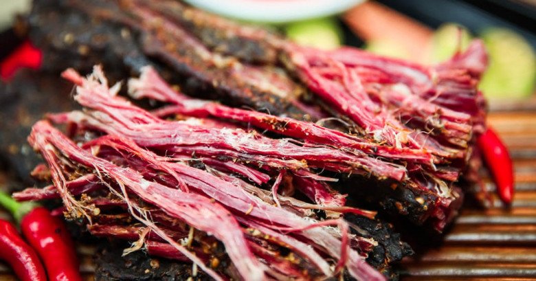 Thịt trâu gác bếp nướng hạt dổi.