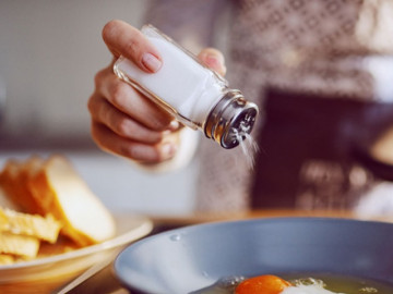 Nên ăn khoảng bao nhiêu muối trong một tháng? Những tác hại của việc ăn quá mặn