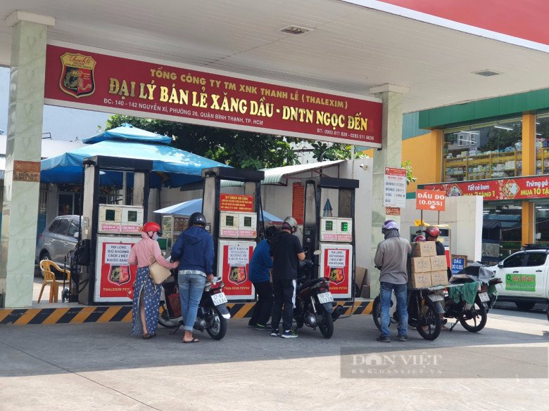 Sau khi hết xăng hôm qua 20/2, sáng 21/2, cây xăng này trên đường Nguyễn Xí (quận Bình Thạnh) đã có trở lại. Ảnh: Hồng Phúc