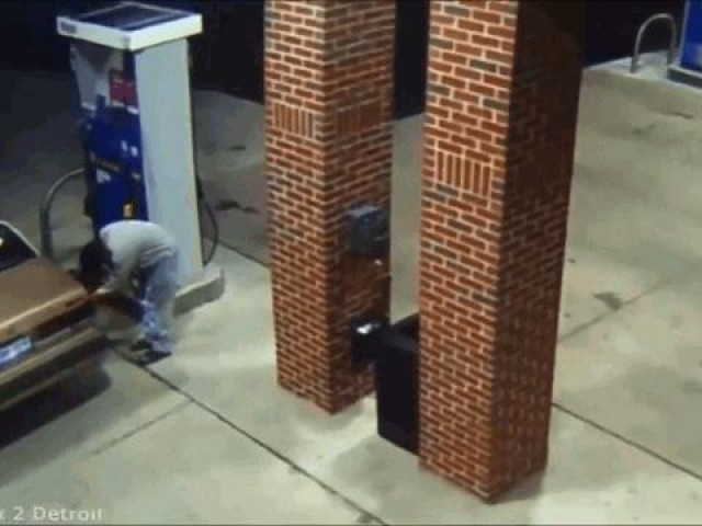 Clip Eva - Clip: Lấy bật lửa đốt nhện, người đàn ông khiến cây xăng bốc cháy