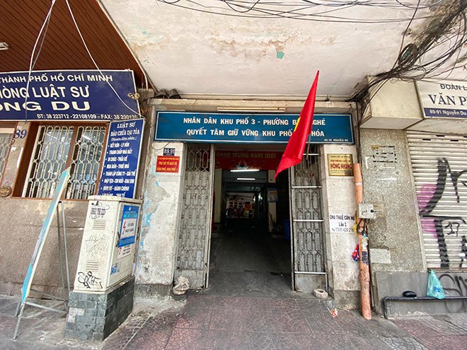 Lực lượng chức năng túc trực trước cửa ra vào chung cư 89-91 Nguyễn Du