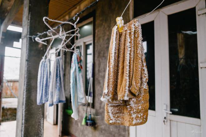 Khăn mới giặt còn ướt, sau một đêm phơi ngoài trời đã cứng rắn những lớp băng. img src/upload/1-2022/images/2022-02-22/1645497029-439addbdafdc1b7b1e1abb2af42edc88.jpg width660 / img src/upload/1-2022/images/2022-02-22/1645497030-c417b1166f549962558886486c2c8ac6.jpg width660 /