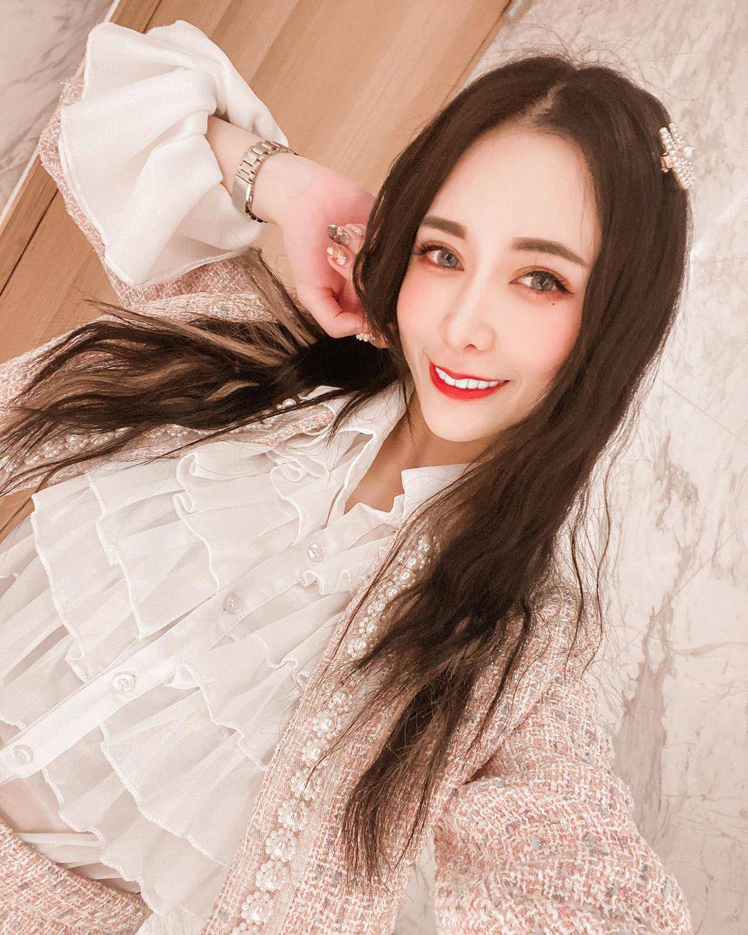 Bản sao Địch Lệ Nhiệt Ba khoe vẻ đẹp nóng bỏng - 1