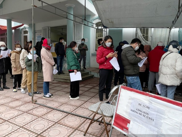 COVID-19 22/2: F0 tấp nập ra trạm y tế phường xét nghiệm COVID-19, lãnh đạo lên tiếng