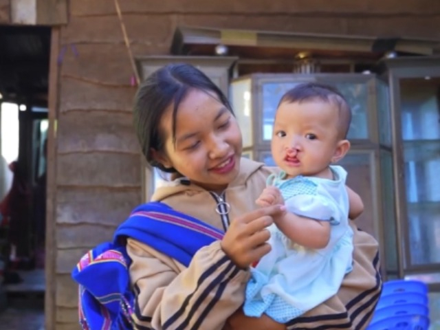 Cô gái 17 tuổi vừa mang thai đã bị người yêu ruồng bỏ, nhìn đứa trẻ ai cũng xót xa