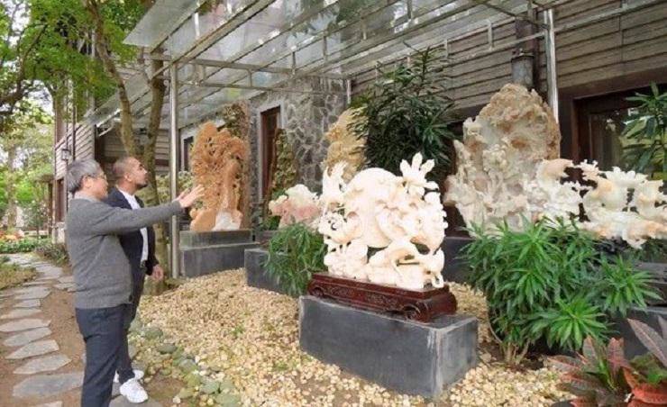 Ở bất cứ khu vực nào trong biệt thự đều có thể thấy những tác phẩm nghệ thuật được làm từ đá và ngọc, được các nghệ nhân điêu khắc vô cùng tinh xảo và tỉ mỉ.