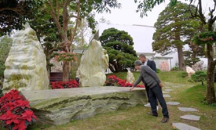 Hầu hết những tác phẩm tuyệt đẹp này đều được làm từ ngọc trong đá, phần đá được giữ lại để làm đế còn ngọc thì được tạc thành nhiều hình dáng, chủ đề từ hoa quả, cây nấm đến các loại động vật…