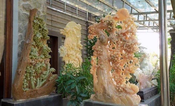 Nếu ai không tinh ý thì sẽ lầm tưởng ngọc được cấy lên trên các phiến đá nhưng theo Phó chủ tịch FPT, 100% tác phẩm trong biệt thự của không hề cấy, đều là ngọc trong đá, nguyên khối tự nhiên.