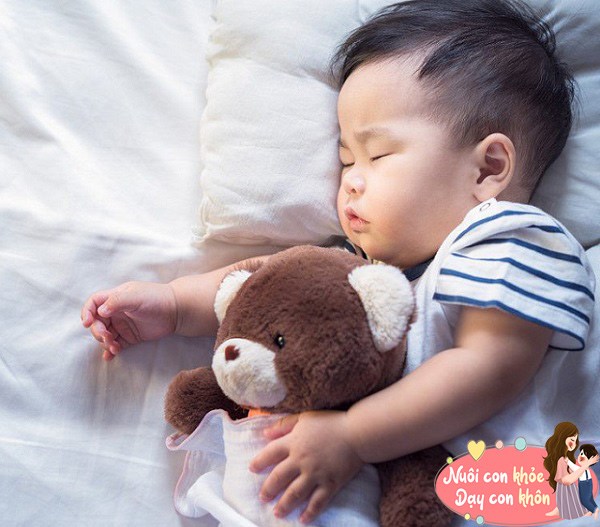 Các mẹ có thể điều chỉnh nhiệt độ trong nhà cho phù hợp, tắt đèn trong phòng ngủ, tạo môi trường có ánh sáng nhẹ sẽ có lợi cho giấc ngủ của các bé.