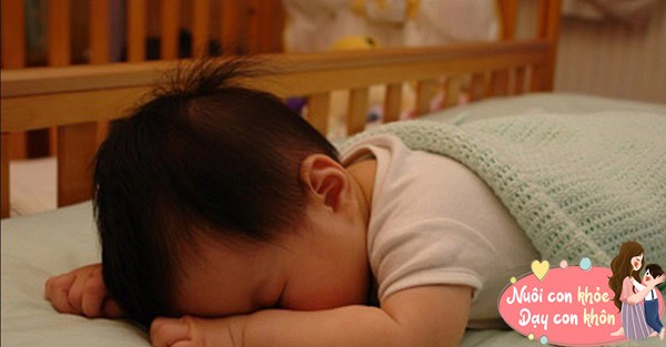 Trẻ nằm sấp khi ngủ dễ chèn ép dây thần kinh mặt, dẫn đến máu lưu thông kém, có thể khiến hai má không cân xứng trong tương lai.