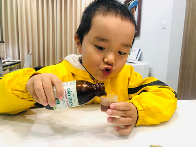 Bé Sâu rất hào hứng với Siro Thuốc ho bổ phế Bảo Thanh, vị ngọt dễ uống.