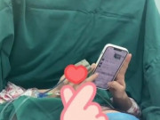 Bà bầu - Nằm trên bàn đẻ, 9X không chút lo lắng, còn có hành động "khác người" gây tranh cãi