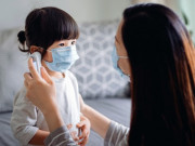 Trẻ mắc COVID-19 bị sốt xử trí ra sao? Khi nào nguy hiểm cần can thiệp y tế?