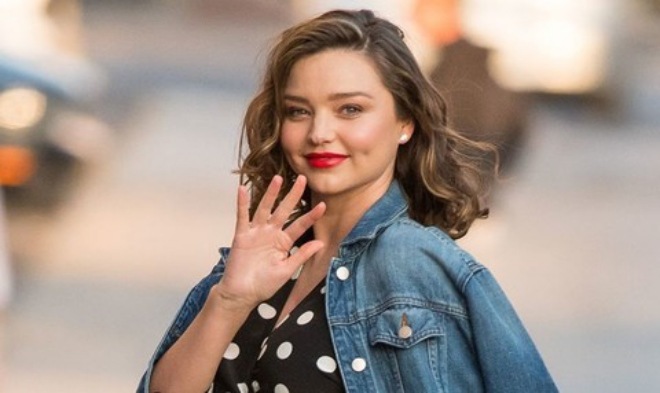 Nhiều người nhận định cô có nụ cười má lúm của siêu mẫu Miranda Kerr.