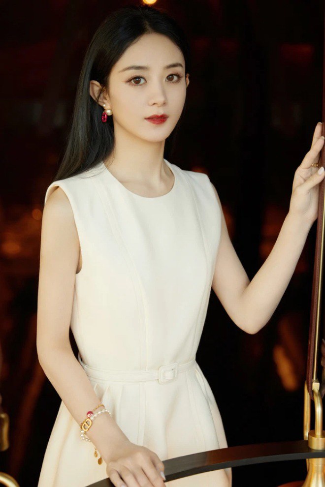 Triệu Lệ Dĩnh từng phát lì xì cho diễn viên quần chúng.