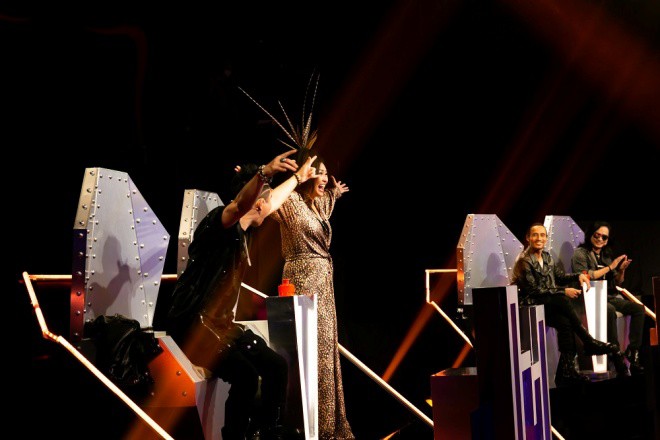 Những bộ cánh này đã giúp chị Chanh trở nên nổi bật giữa dàn HLV nam ăn mặc có phần nghiêm chỉnh hơn.