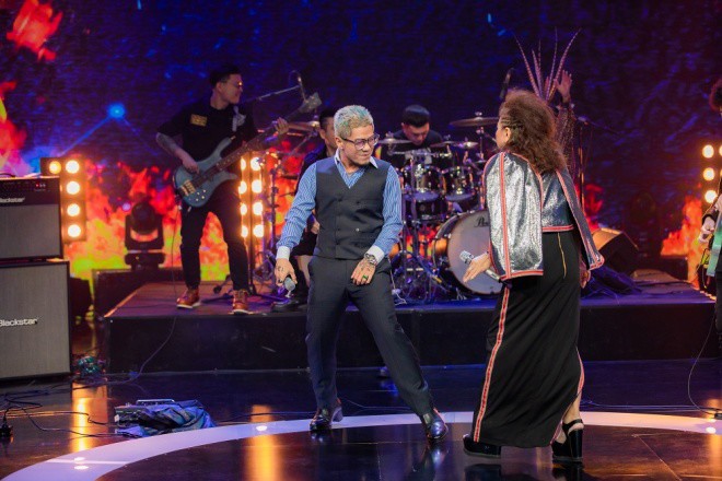 Đinh Tuấn Khanh và Siu Black ngẫu hứng trong màn biểu diễn của bộ đôi HLV team Phượng hoàng lửa.