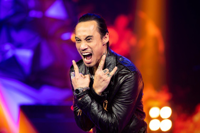 Đầu tiên phải kể đến Phạm Anh Khoa, nam HLV đánh dấu sự tái xuất làng giải trí với cương vị HLV Rock Việt.