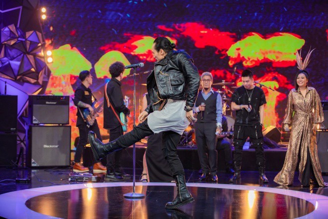 Để lại sau lưng sự cố, rocker Ngựa ô thương nhớ gây ấn tượng với khán giả truyền hình bằng những khoảnh khắc cháy hết mình trong các tiết mục biểu diễn.