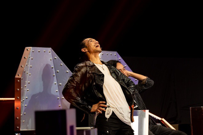 Không chỉ vậy, nam rocker bước ra từ Sao Mai còn mang lại nhiều tiếng cười nhờ những phát ngôn, cử chỉ hành động pha trò đầy hài hước.