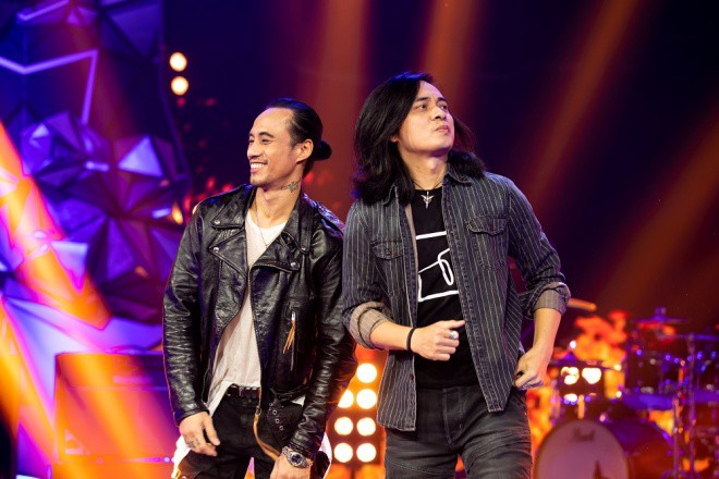 Bên cạnh Phạm Anh Khoa, HLV Trần Tuấn Hùng cũng để lại nhiều khoảnh khắc ngầu đét khi song kiếm hợp bích cùng đàn em của mình trong đội Đại bàng trắng.