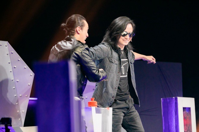 Vốn là người được biết đến với tính cách điềm đạm, hài hòa, nhưng có lẽ khi được sống giữa dòng nhạc đã gắn bó gần 30 năm, Trần Tuấn Hùng cũng bộc lộ sự hài hước, có phần bùng nổ hơn so với tính cách của mình.