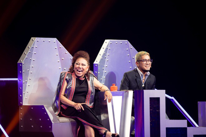 Không chỉ đưa ra những lời nhận xét chân tình về chuyên môn, Siu Black còn trở thành người truyền lửa cho các đội thi bằng những hành động nhiệt huyết, những khoảnh khắc hào sảng vốn đã trở thành thương hiệu.