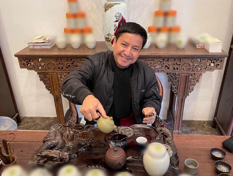 Táo Giao thông vẫn khỏe, ung dung thưởng trà.