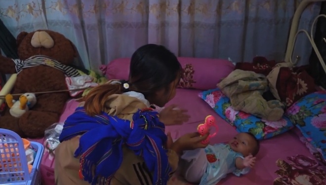 Xoan đang chơi đùa cùng cô con gái 6 tháng tuổi của mình.