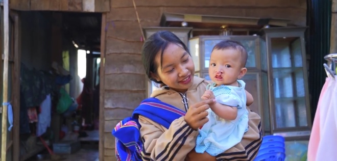 Với cô gái trẻ, con gái dù không lành lặn vẫn mãi là gia tài lớn nhất.