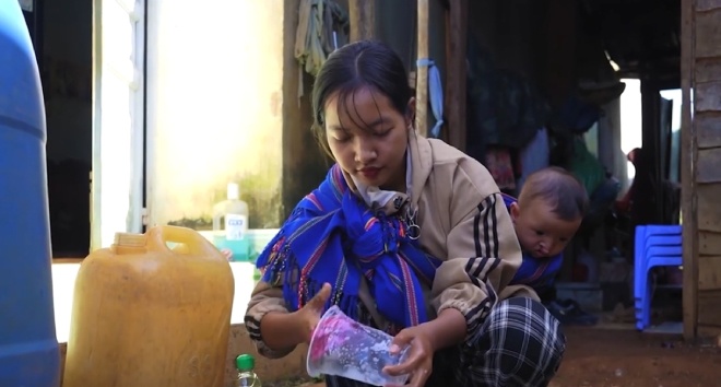 Hằng ngày mẹ con Xoan ở nhà cơm nước chờ ông bà ngoại đi rẫy làm nương trở về.