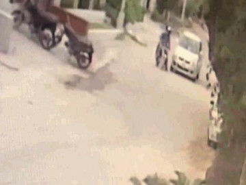  Clip: Chặn đầu ô tô, tên cướp bị cô gái cao tay dạy cho một bài học 