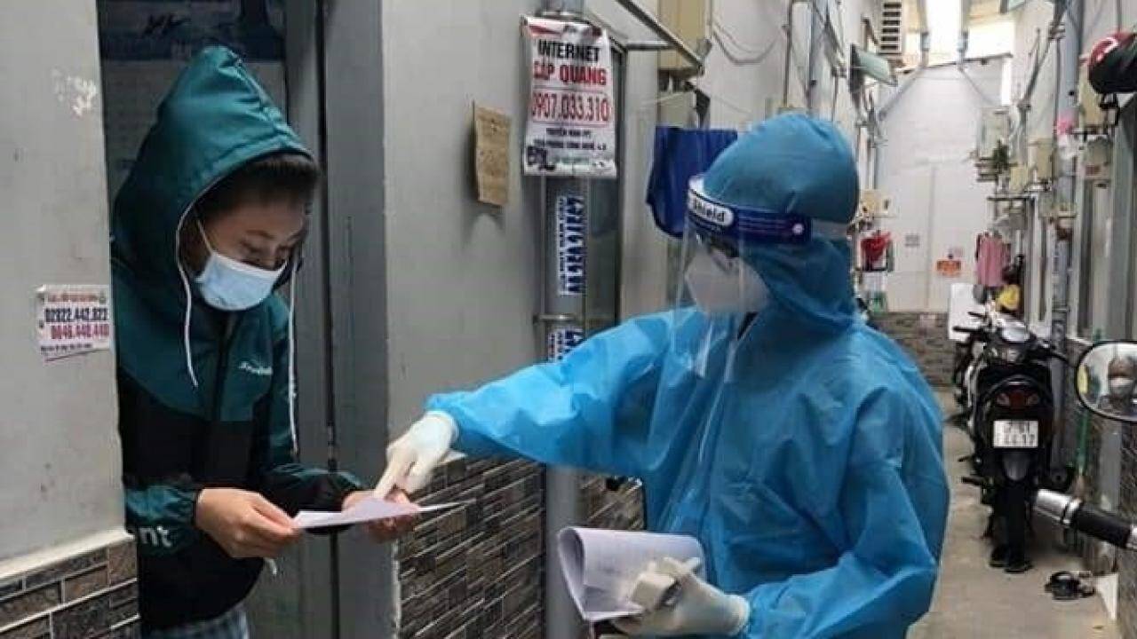 Theo Luật BHXH, người lao động bị nhiễm COVID-19 phải nghỉ việc, có xác nhận của cơ sở y tế sẽ được hưởng chế độ ốm đau. Ảnh minh họa: TL