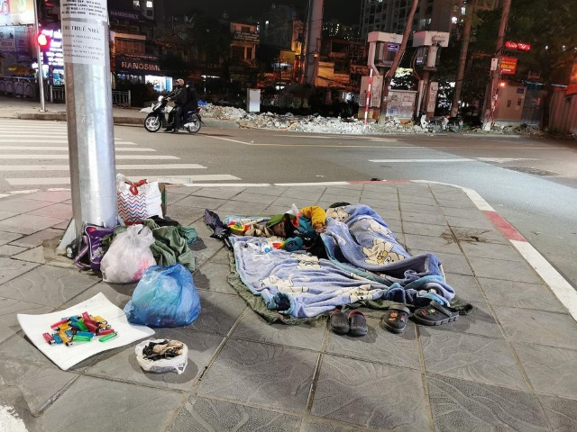 Tin tức 24h: Em bé nằm co ro dưới trời 10 độ, CĐM nể phục hành động của chàng trai