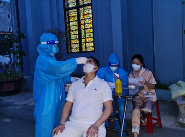 Lực lượng chức năng Nghệ An lấy mẫu test nhanh cho người dân