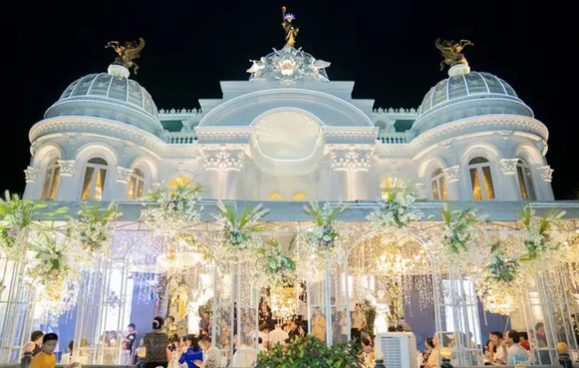 Với hệ thống hàng ngàn đèn led, về đêm, dinh thự tựa như cung điện lung linh