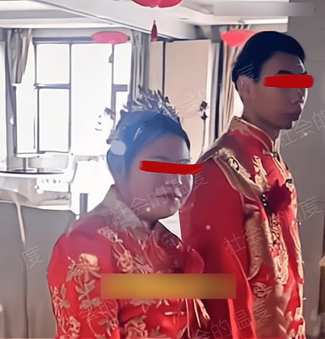 Cô dâu chú rể thiểu năng cưới nhau, bố chồng phải dắt tay mới biết đường đi gây tranh cãi - 1