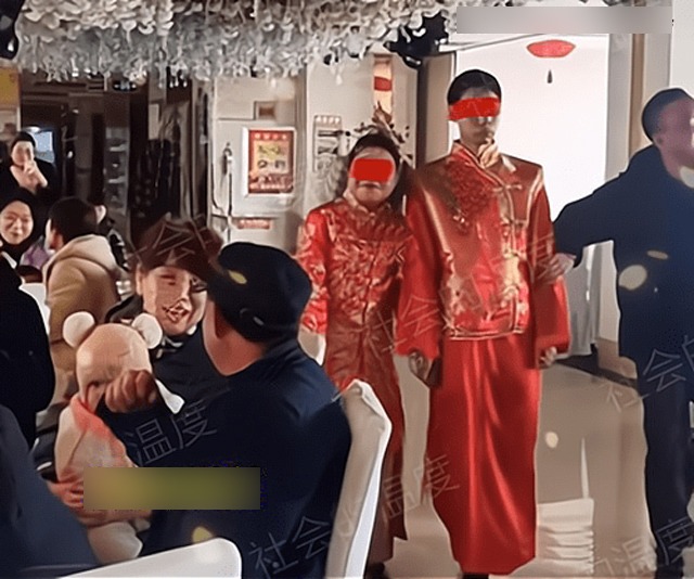 Cô dâu chú rể thiểu năng cưới nhau, bố chồng phải dắt tay mới biết đường đi gây tranh cãi - 2