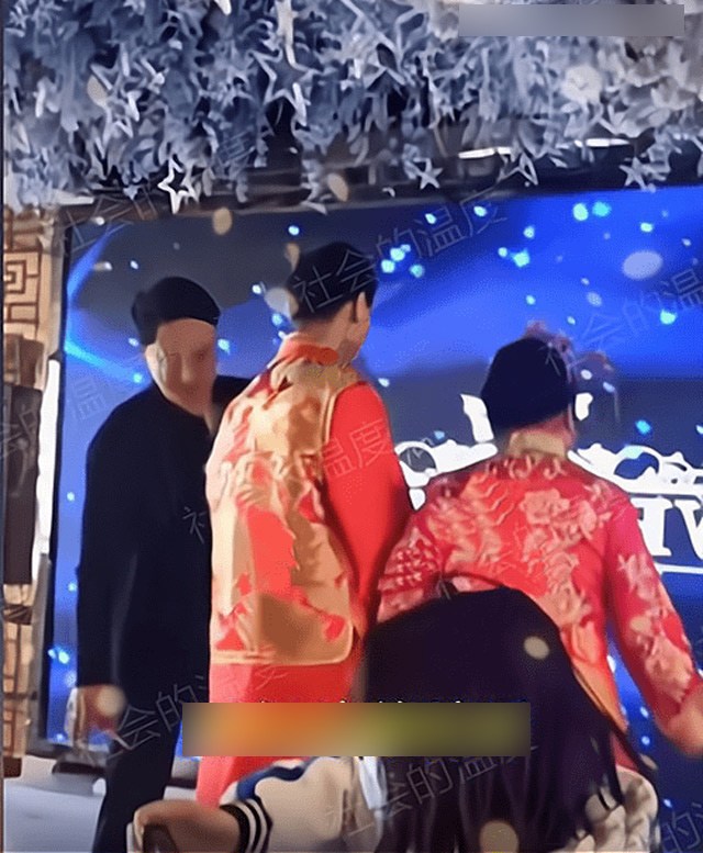 Cô dâu chú rể thiểu năng cưới nhau, bố chồng phải dắt tay mới biết đường đi gây tranh cãi - 3