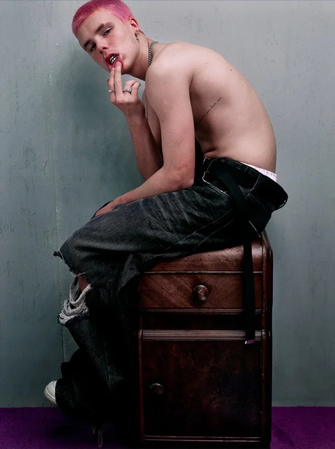 Cậu ba nhà Beckham không ngại cởi trần trên mặt báo.